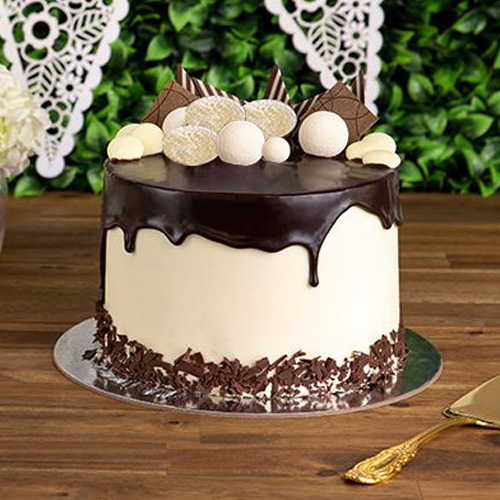 White Truffle Choco Drip Cake
